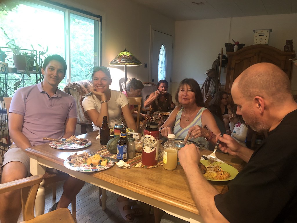 GREEN ACRES VILLAGE: Community Dinner with Possum Babies and Granny Bee!